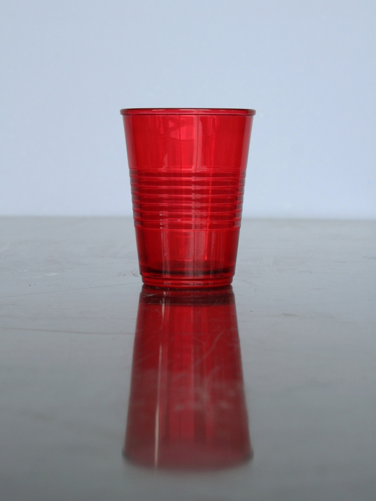 Gobelet verre rouge.