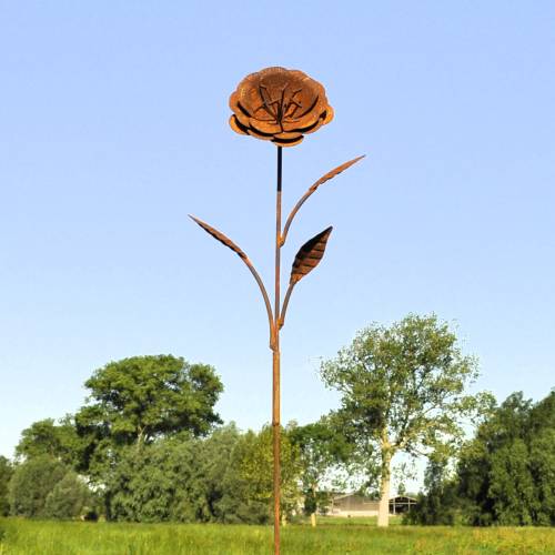 Petite rose avec feuilles sur tige